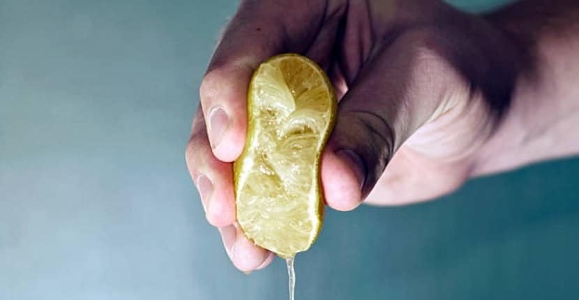 Cómo quitar la nicotina de los dedos con limón