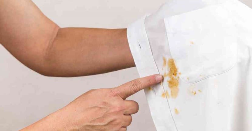 Cómo limpiar manchas de aceite de la ropa