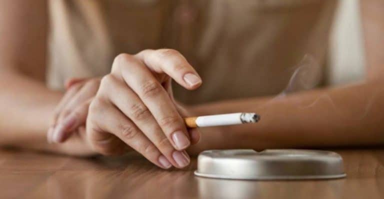 Cómo quitar las manchas de nicotina de forma sencilla y eficaz