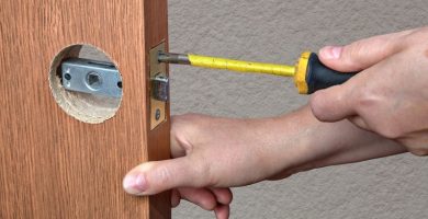 Cómo cambiar la cerradura de una puerta