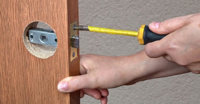Cómo cambiar la cerradura de una puerta