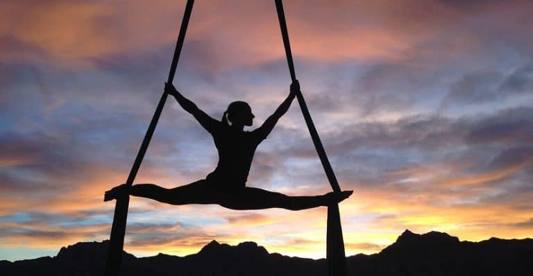 Yoga aéreo; qué es y cómo practicarlo sin riesgo