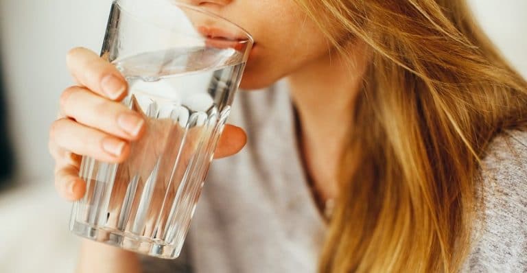 Agua baja en sodio; qué es y cómo le afecta a nuestro organismo